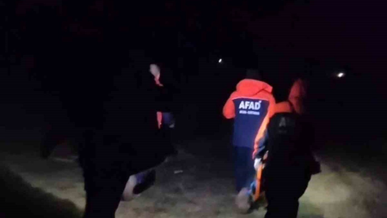 Çorum’da araçlarıyla çamura saplanan aile 8 saatlik çalışmayla kurtarıldı
