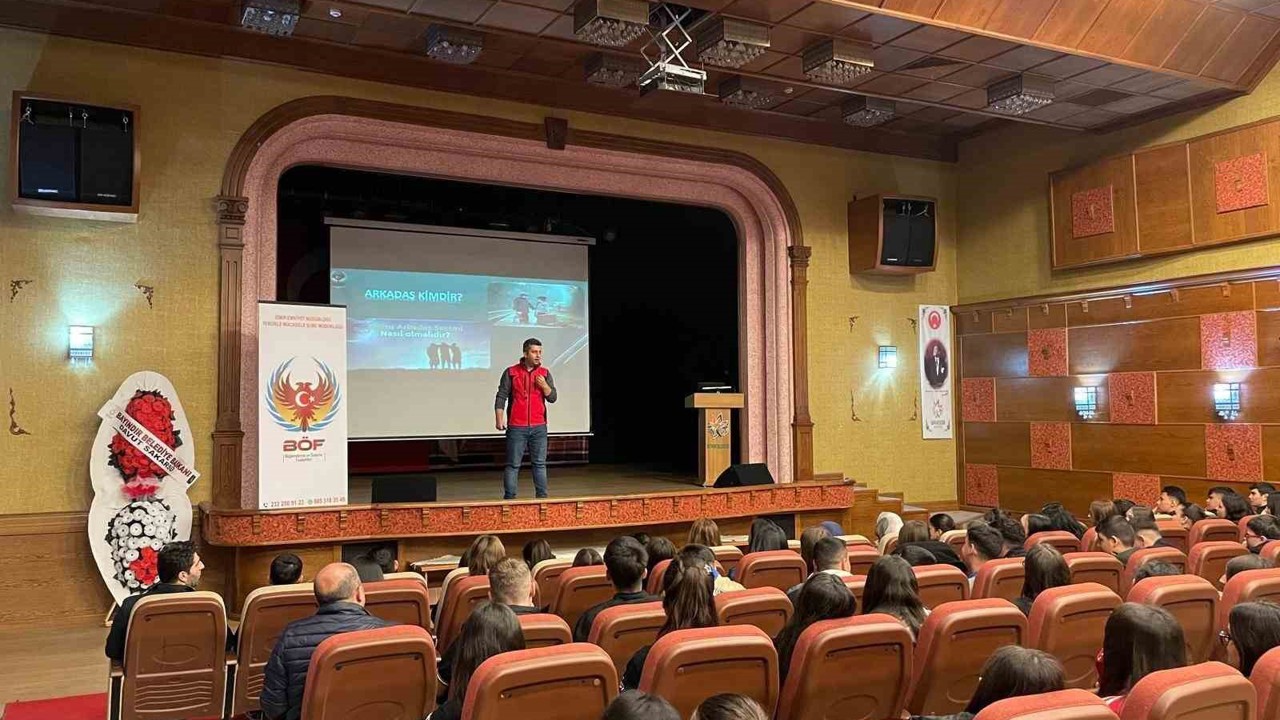 Bayındır’da öğrencilere "Gençlik Güvenli Gelecek" konferansı verildi
