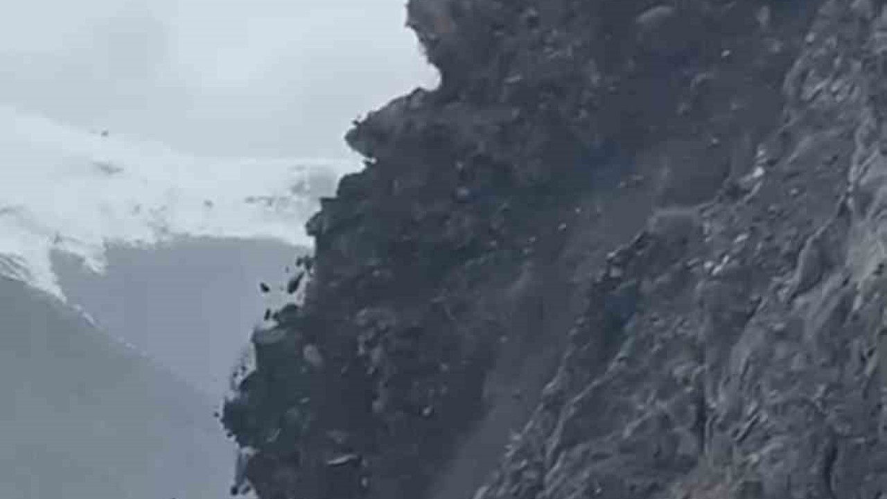 Yüksekova-Van kara yolunda korkutan görüntü
