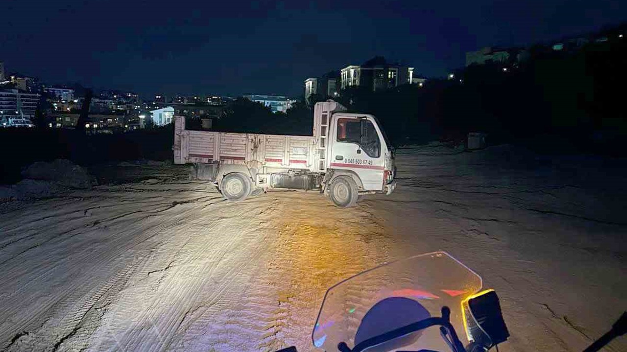Kuşadası’nda kaçak moloz dökerken suçüstü yakalanan kamyonet sürücüsüne ceza
