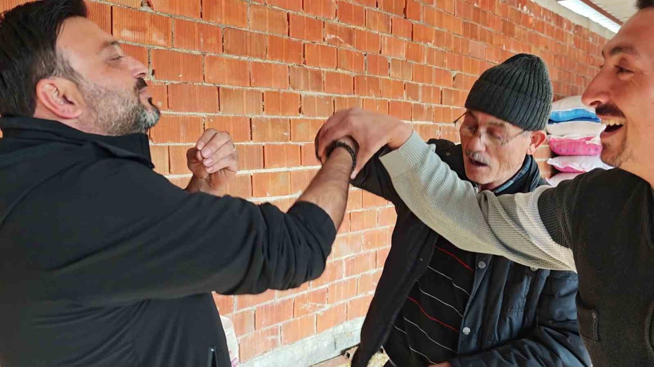 Vatandaşın çiftlik sahibi ile kurban pazarlığı renkli görüntüler oluşturdu
