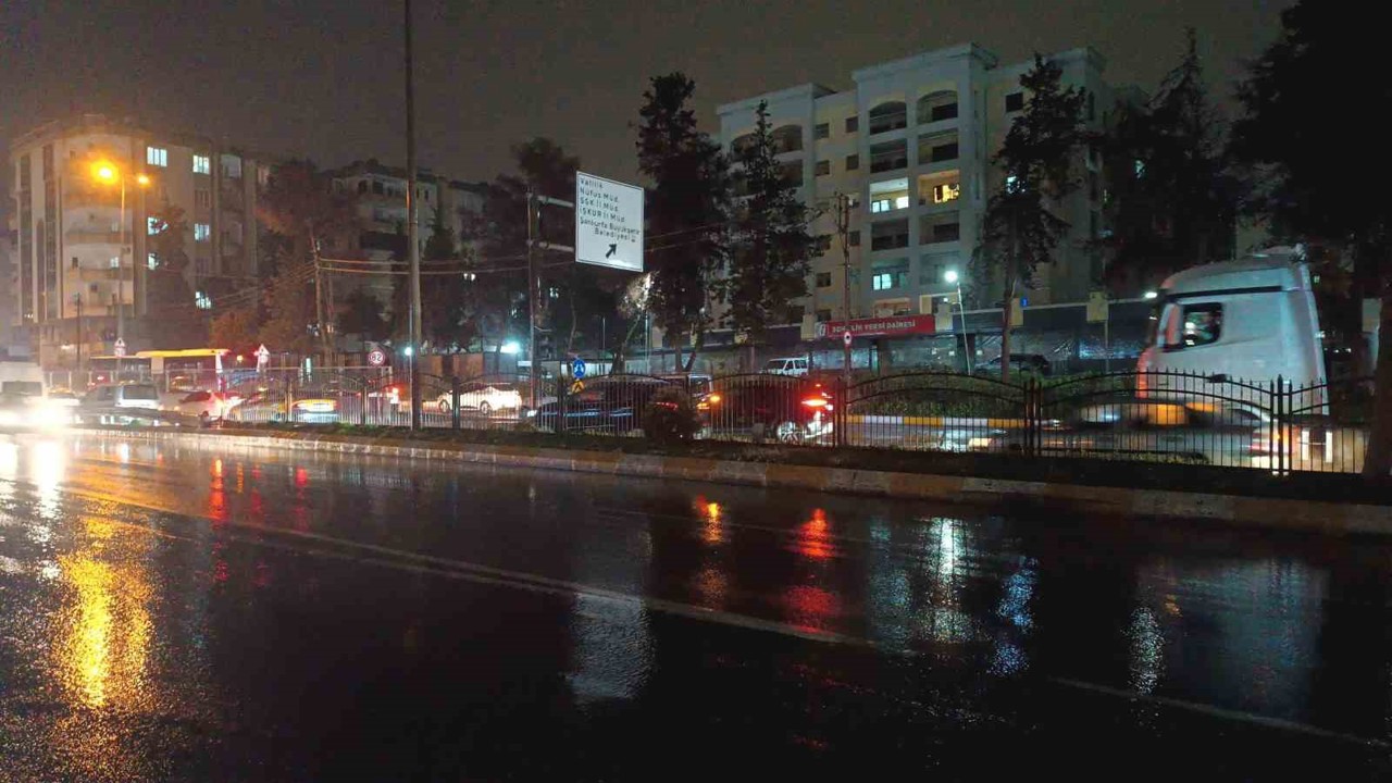 Şanlıurfa’da kısa süreli sağanak hayatı olumsuz etkiledi
