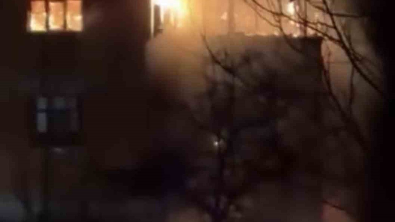 Alevlere teslim olan ev küle döndü
