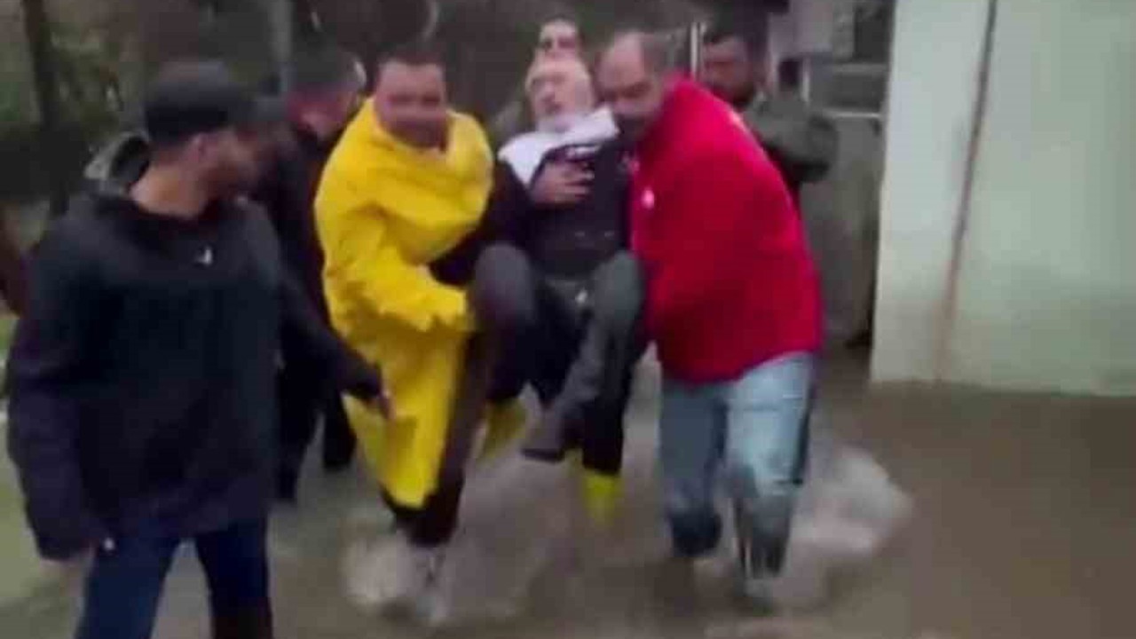 Suların yükseldiği evinde mahsur kalan felçli adamın yardımına Kızılay ekipleri yetişti
