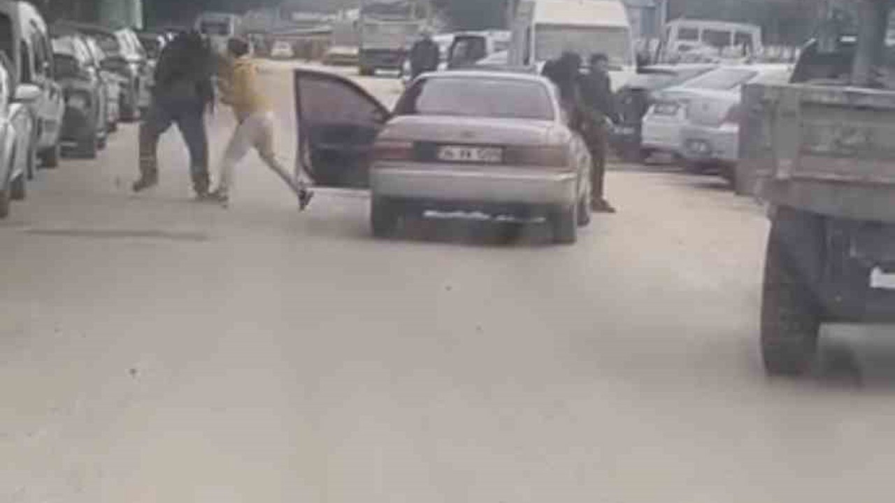 Yol ortasında yumruklu kavga kamerada
