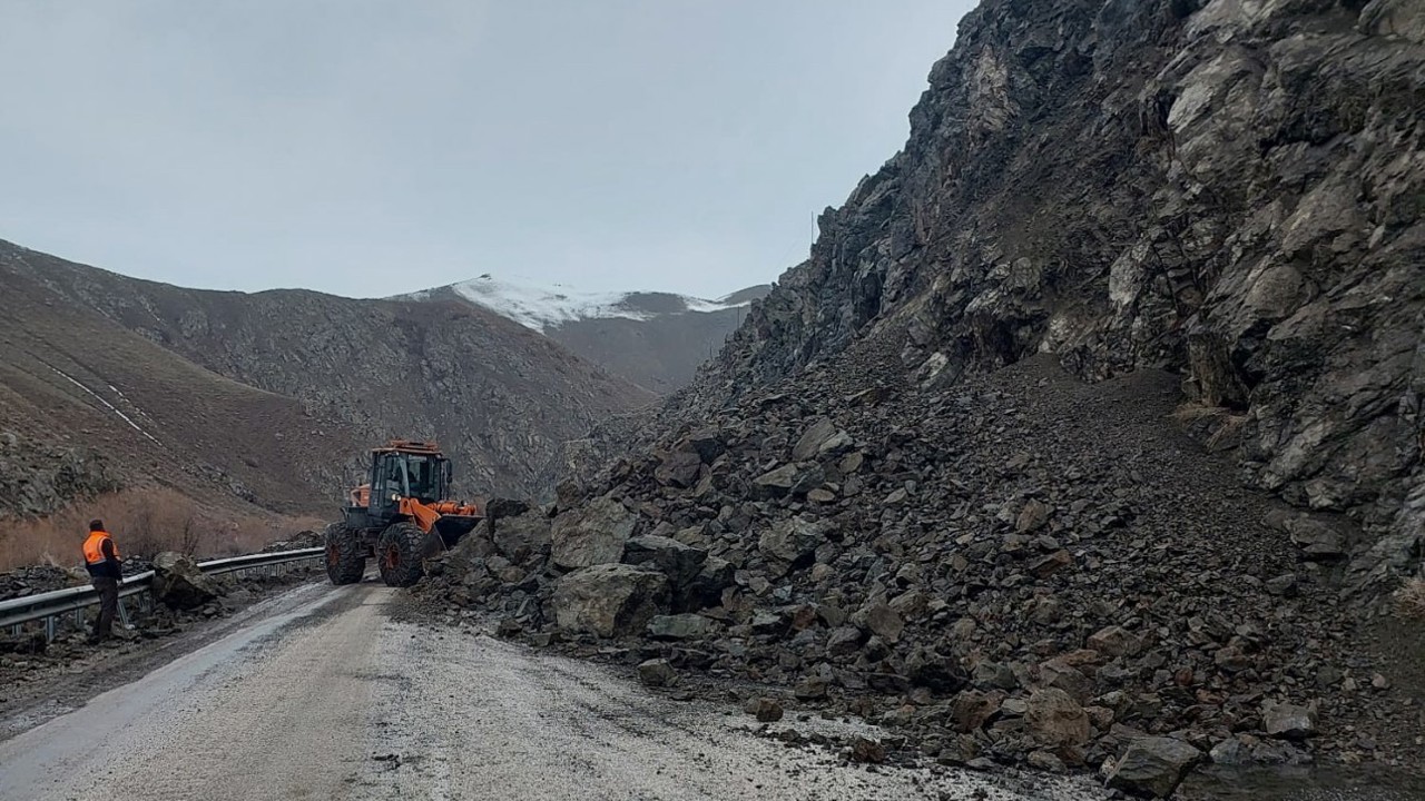 Yüksekova-Van kara yolu kontrollü şekilde geçişlere açıldı
