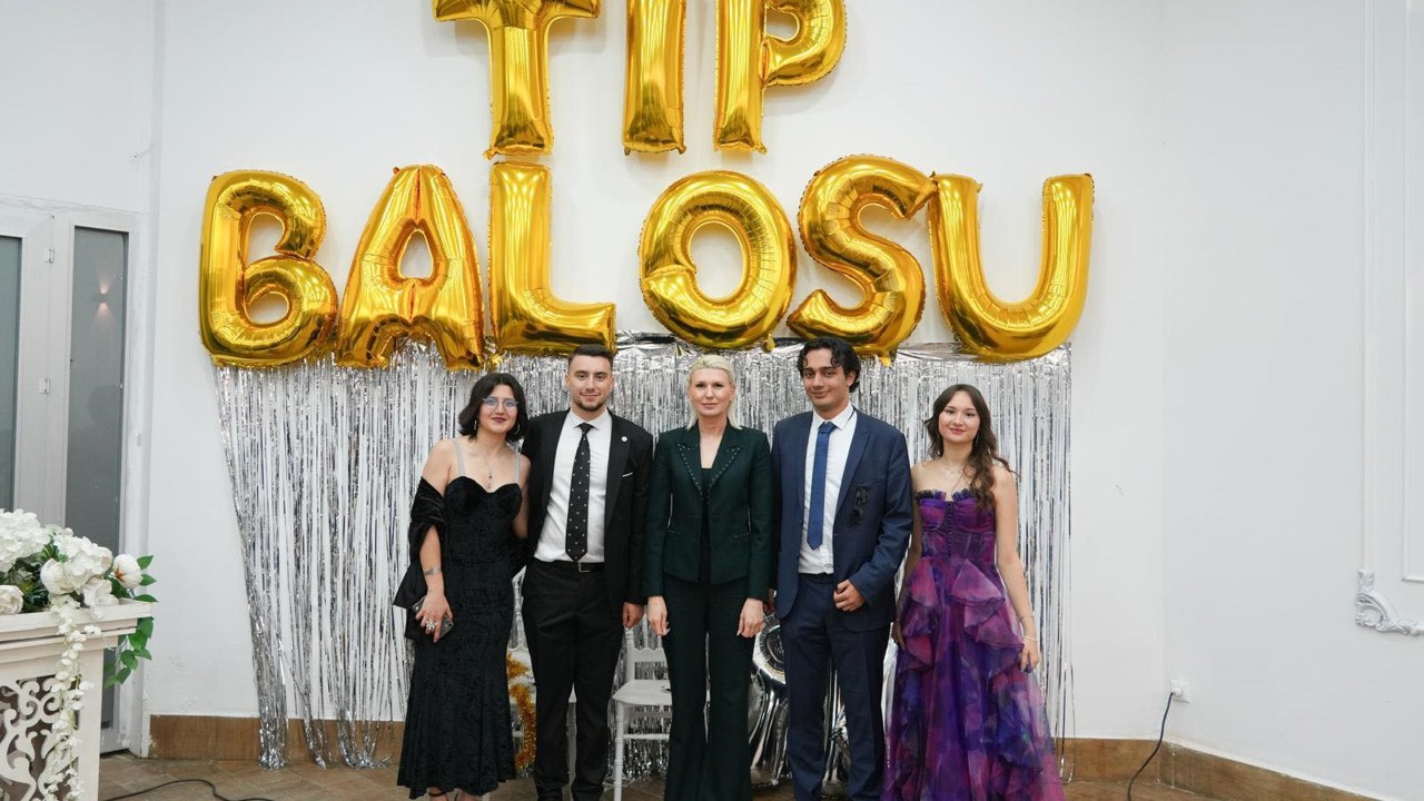 Başkan Subaşı Tıp Fakültesi öğrencilerinin balosuna katıldı
