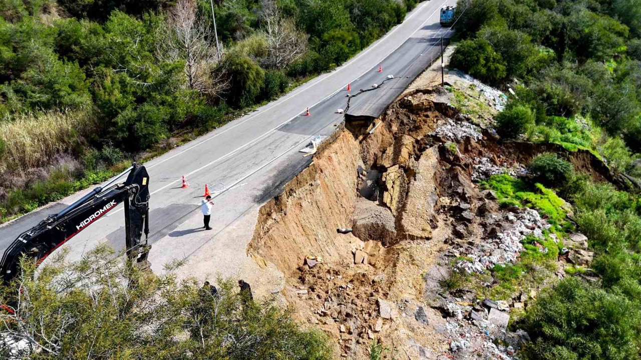Yolda heyelan: Yarısı çöktü, içme suyu hattı zarar gördü
