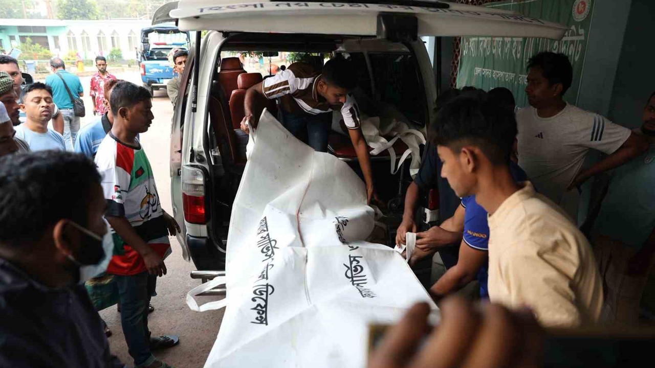 Bangladeş’te yolcu otobüsü nehre düştü: 24 ölü
