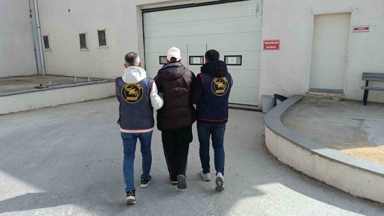 Dolandırıcılık suçundan aranan şahıs JASAT’tan kaçamadı
