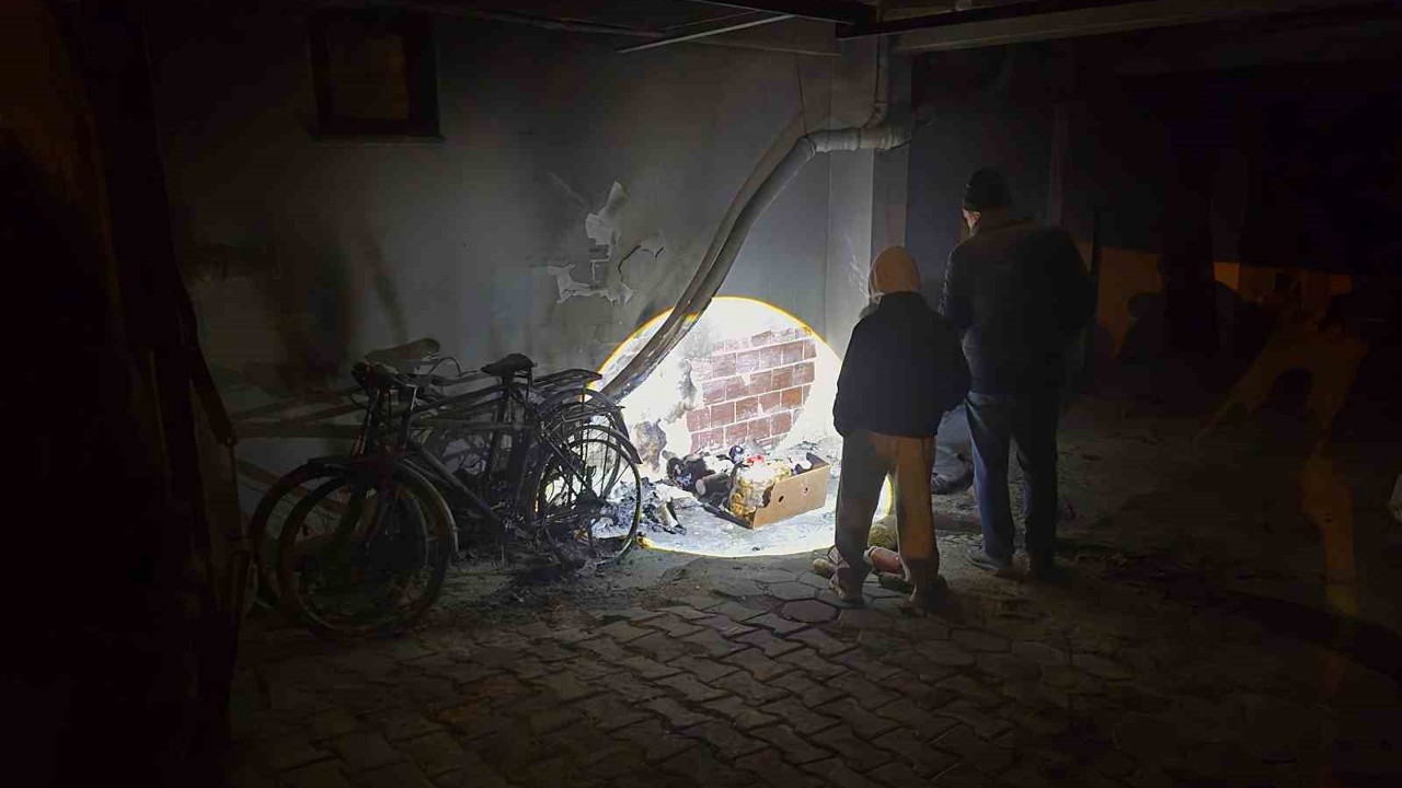 Apartman garajında çıkan yangın maddi hasara yol açtı
