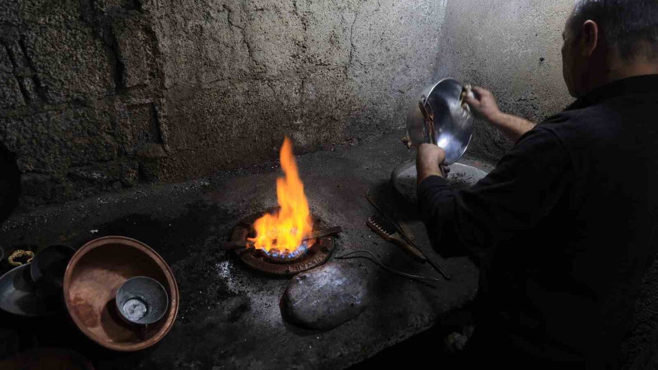 Bakırcılar Çarşısı’nda zamana direnen son ustalar
