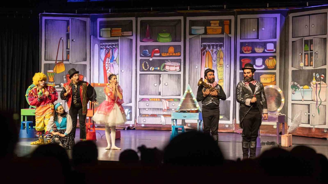 Mersin Şehir Tiyatrosu ’Dünya Tiyatro Günü’nü binlerce seyirciyle kutladı
