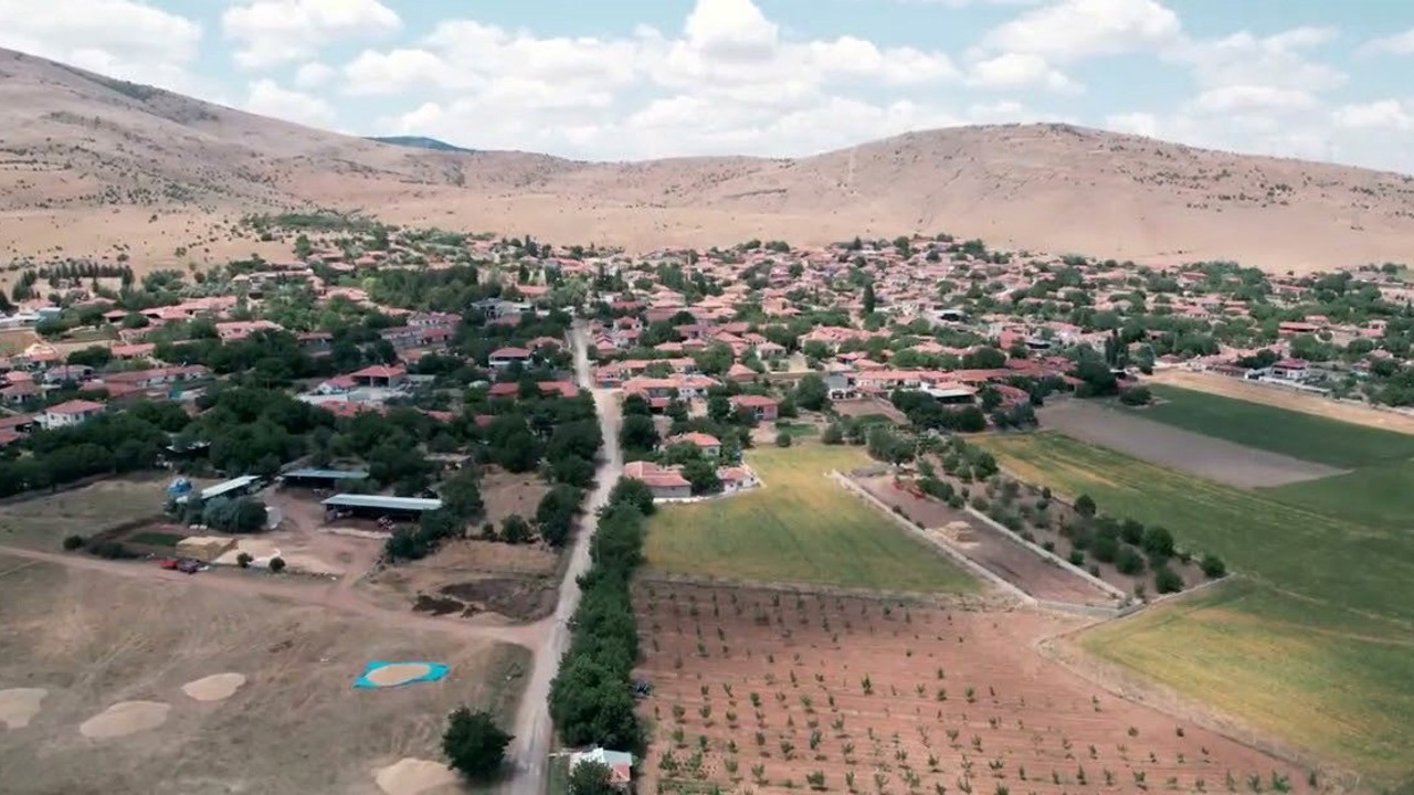 Köyünün sit alanından çıkması için imza topluyor
