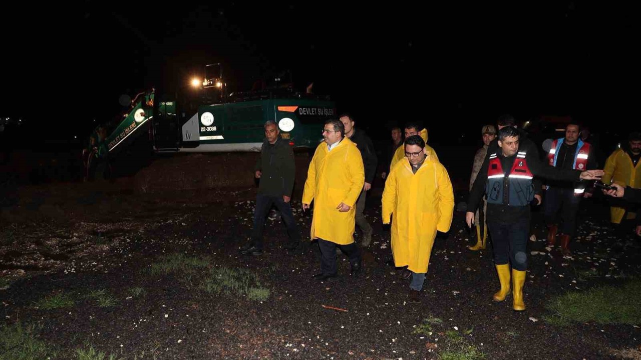 Canpolat ve Kaymakam Şahin’den gece sağanak mesaisi
