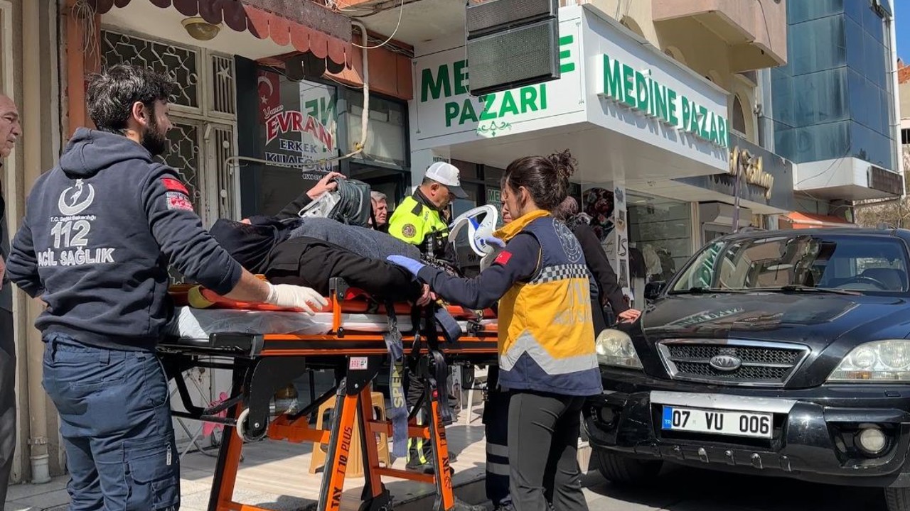 Geri manevra sırasında kaldırımda oturan yaşlı kadına çarpan sürücüye ’neden çarptın’ sitemi
