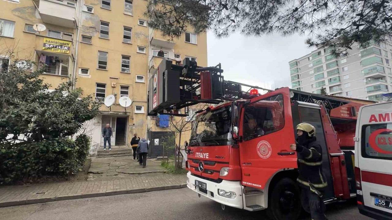 3 yaşındaki çocuğun yaktığı battaniye yangına yol açtı: 3 kişi dumandan etkilendi
