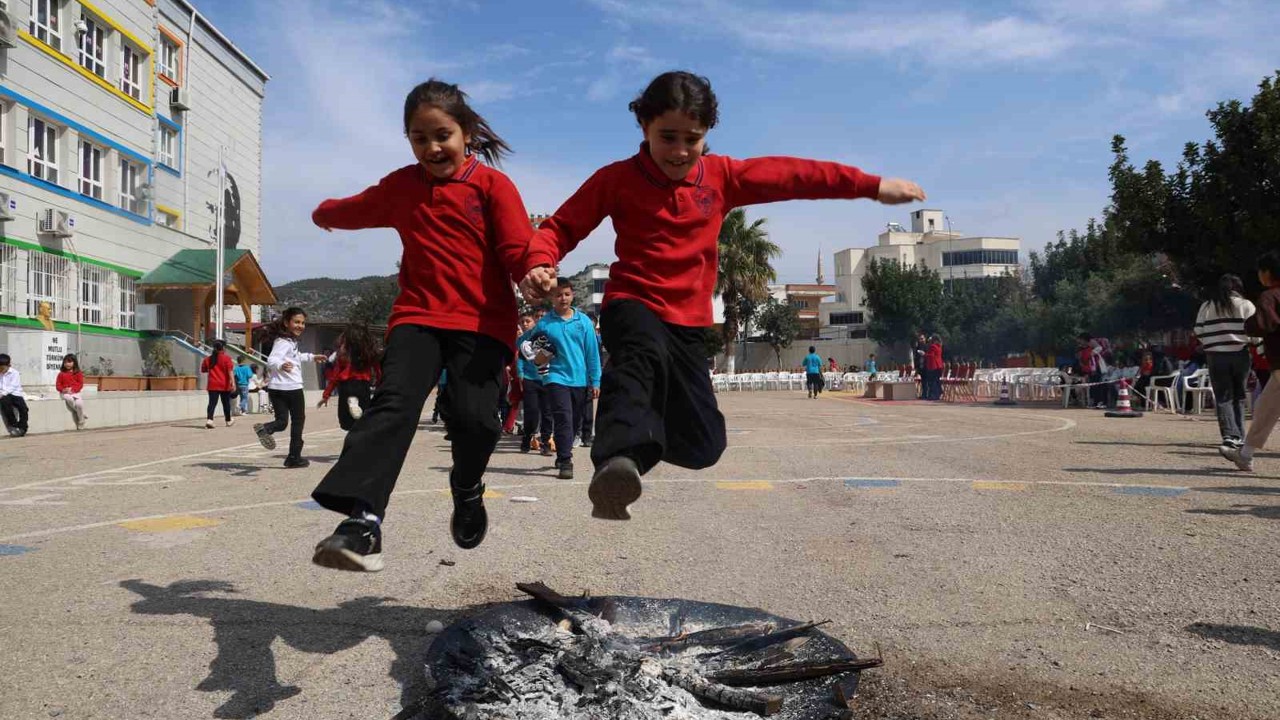 Kozan’da öğrenciler Nevruz’u coşkuyla kutladı
