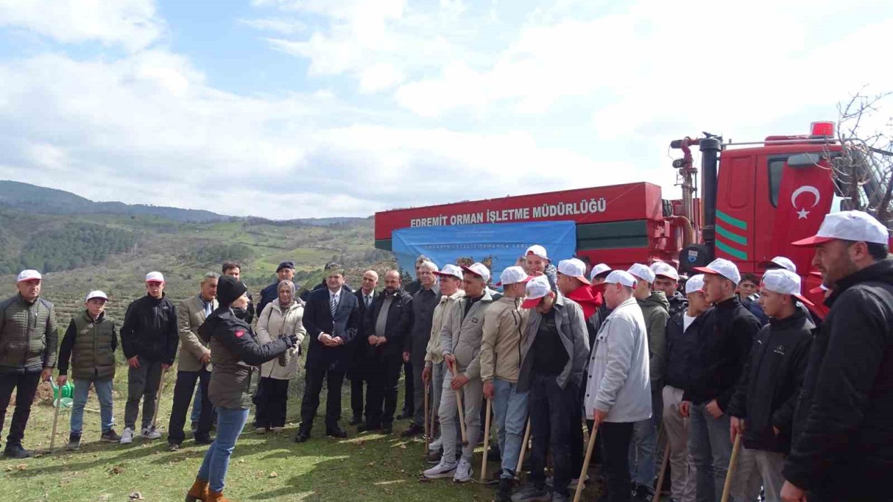 Havran’da öğrenciler fidanları toprakla buluşturdu
