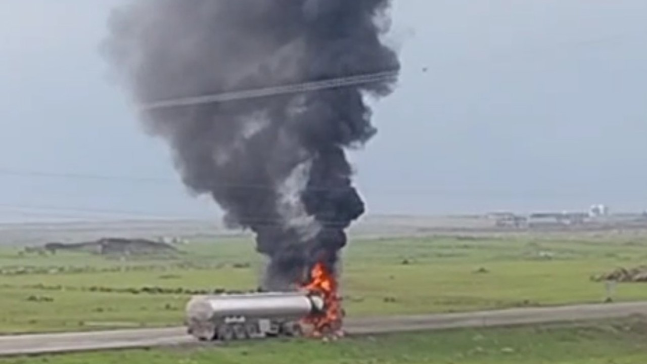 Cizre’de seyir halindeki tır alev topuna döndü
