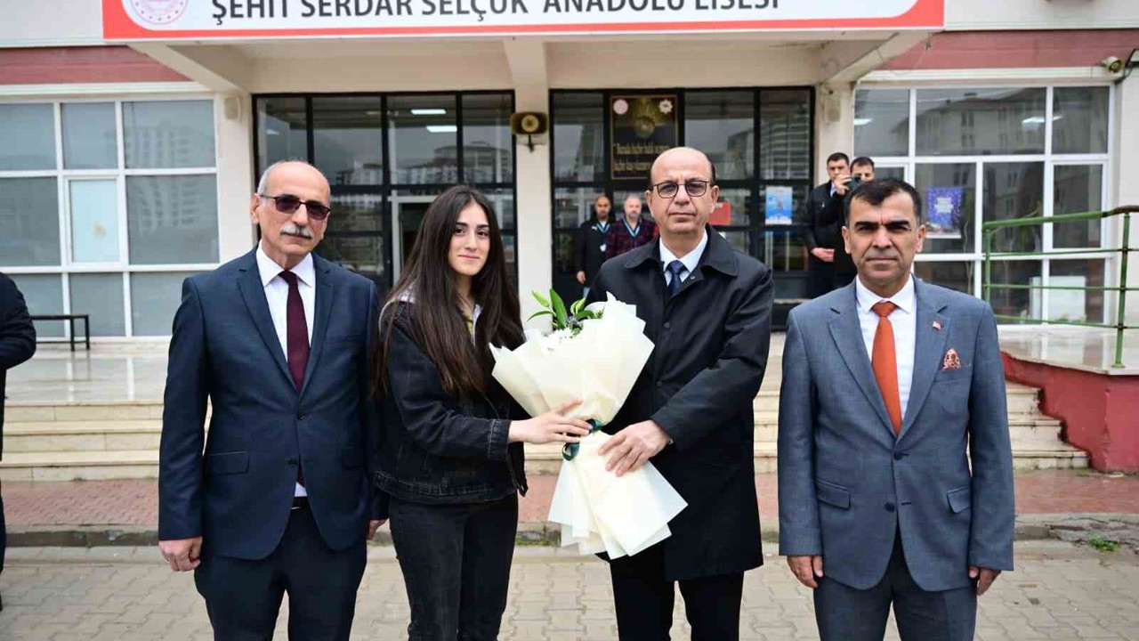 Yeşilyurt Belediye Başkanı Prof. Dr. İlhan Geçit, gençlerle doğrudan iletişim ku
