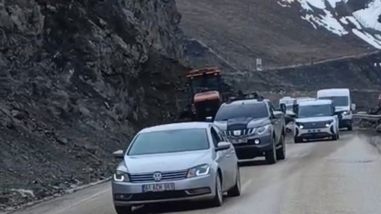 Yüksekova yolu trafiğe kapatılıyor
