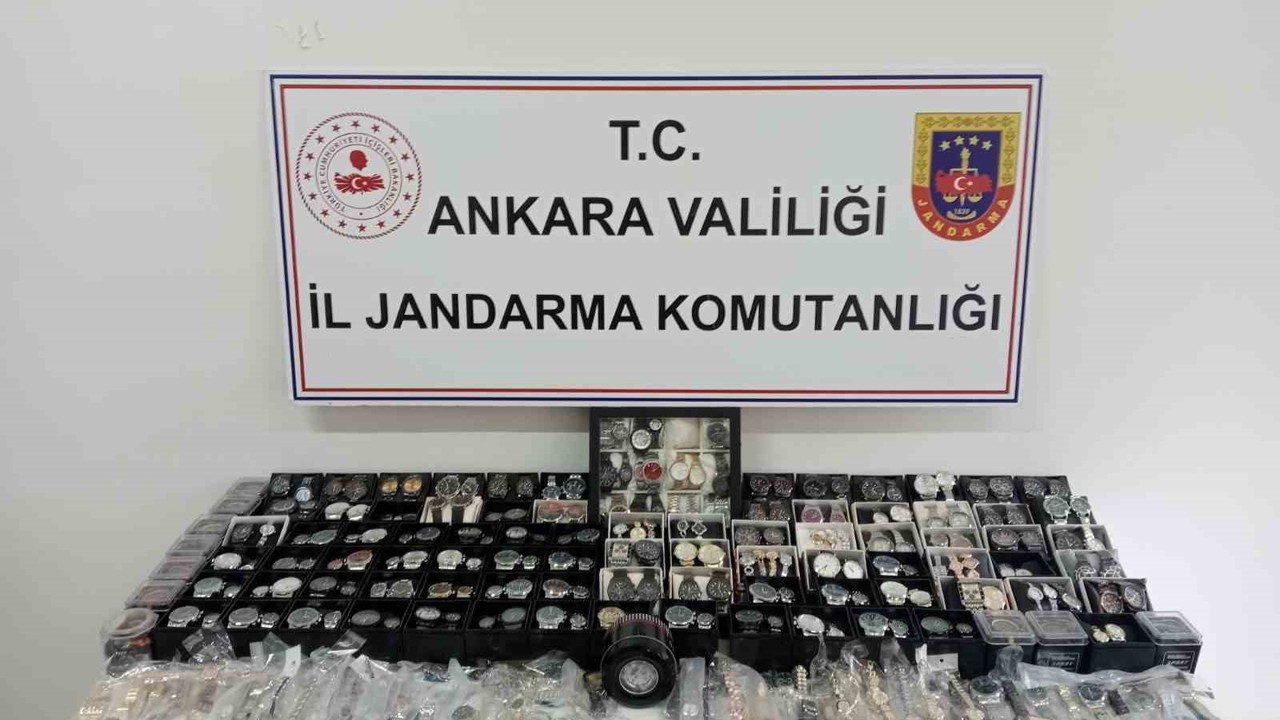 Ankara’da kaçakçılık operasyonları: Yasa dışı yollarla yurda sokulmuş tütün ürünü, gıda malzemesi ve çok sayıda saat ele geçirildi
