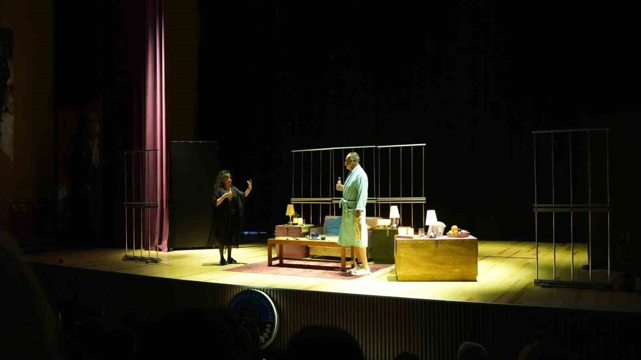 Turgutlu’da ‘Aşk-ı Müebbet’ oyununa büyük ilgi
