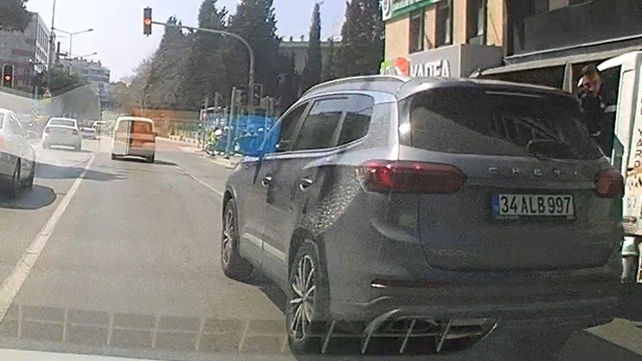 İzmir’de kural tanımaz sürücü araç kamerasına yansıdı
