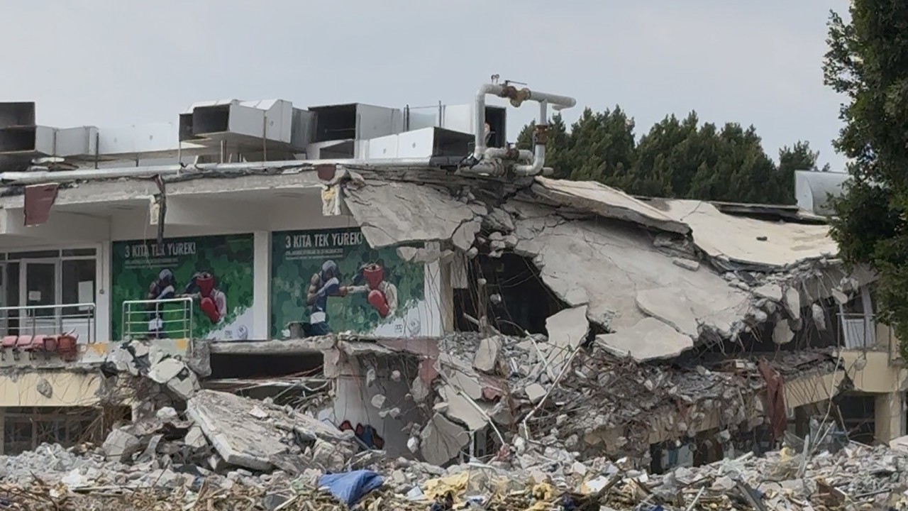 30 yıllık spor salonu yıkılıyor
