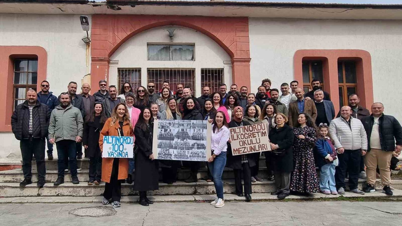 Salihli’de ilkokul mezunları 25 yıl sonra buluştu
