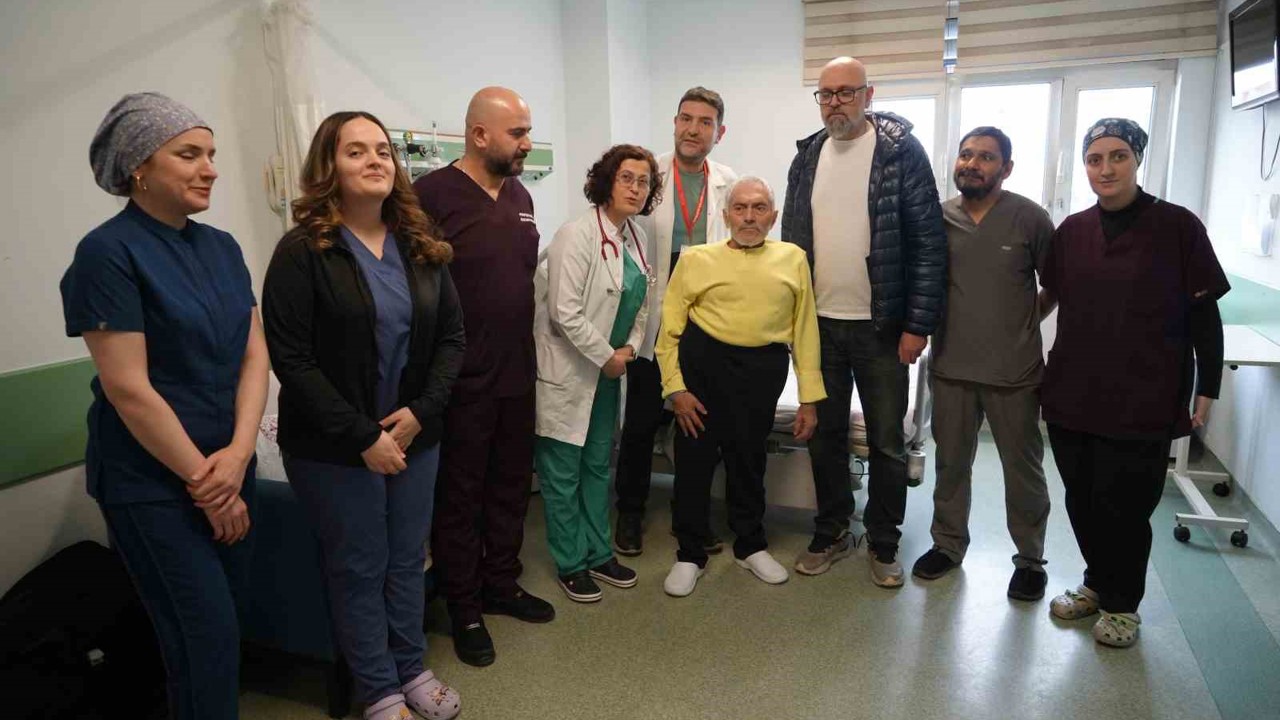 Tıpta nadir vaka: Eğri göğüs kafesi ve skolyoza rağmen kalbi saatlerce durdurularak hayata döndürüldü
