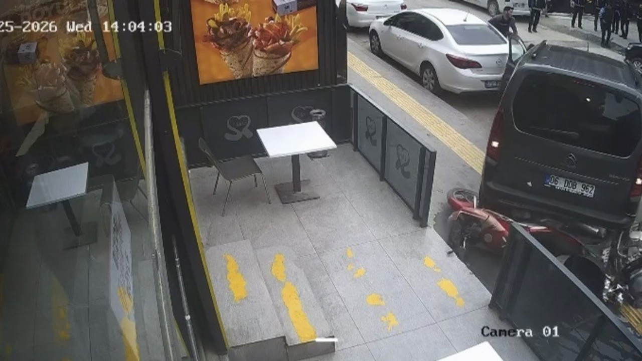 Mardin’de geri manevra yapan araç motosikletlere çarptı
