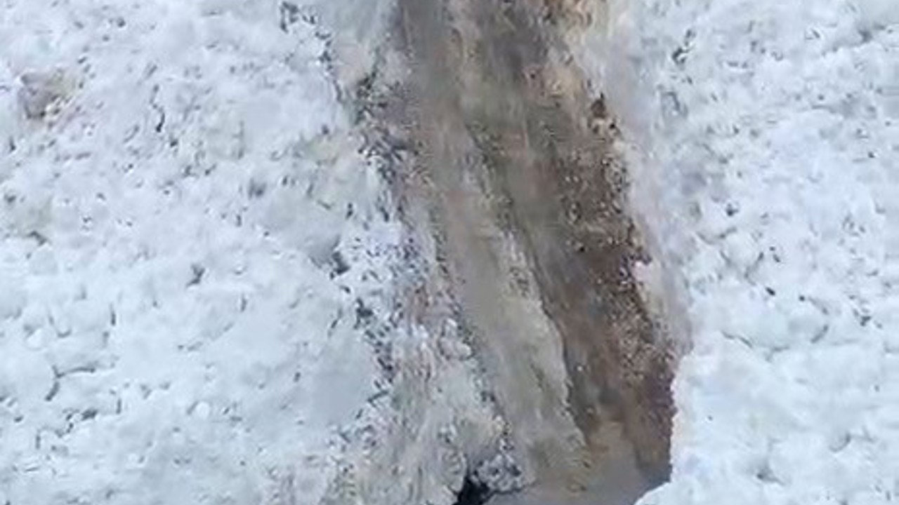 Hizan’da köy yoluna çığ düştü
