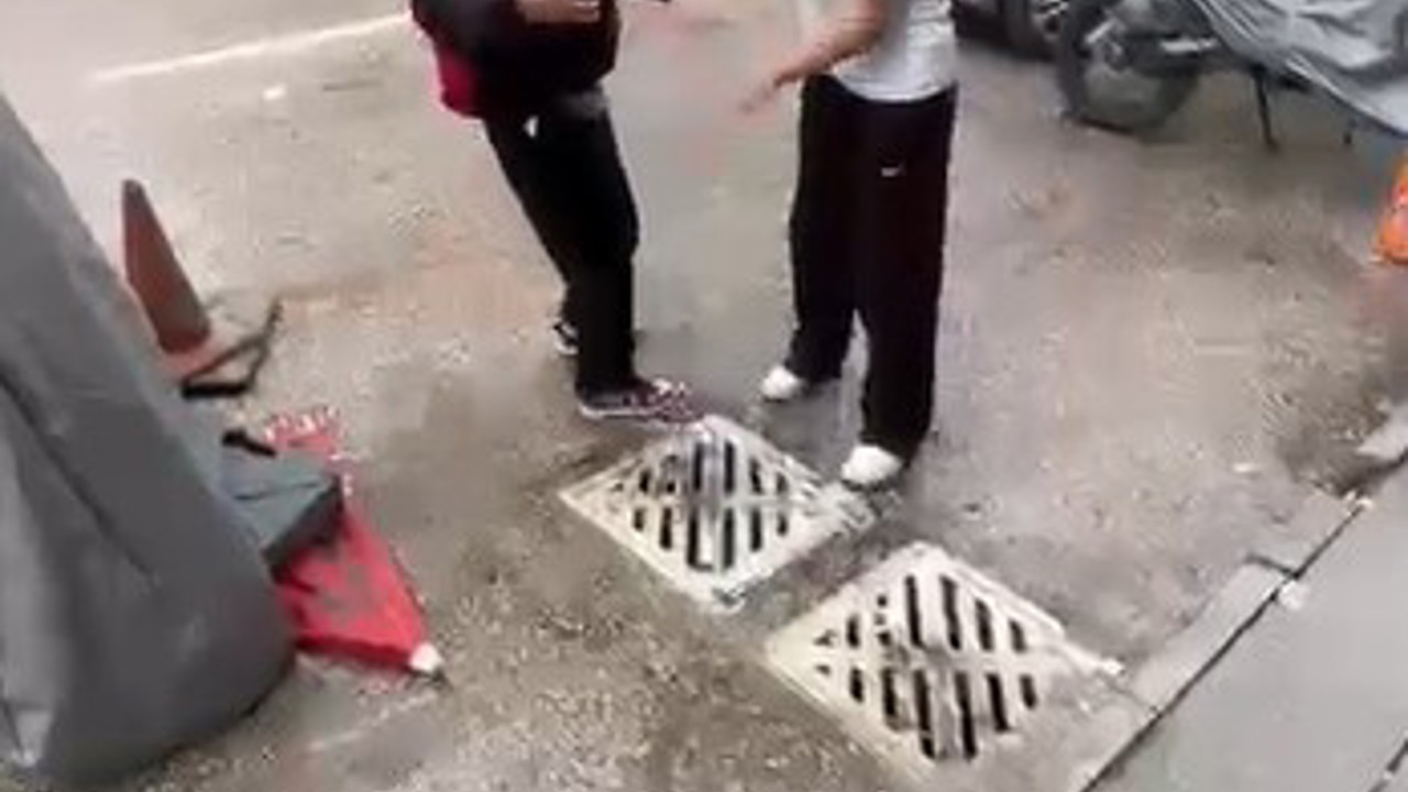 Ortaokul öğrencisi akranını saçından tutup yere yatırdı, kafasına ayağıyla bastı
