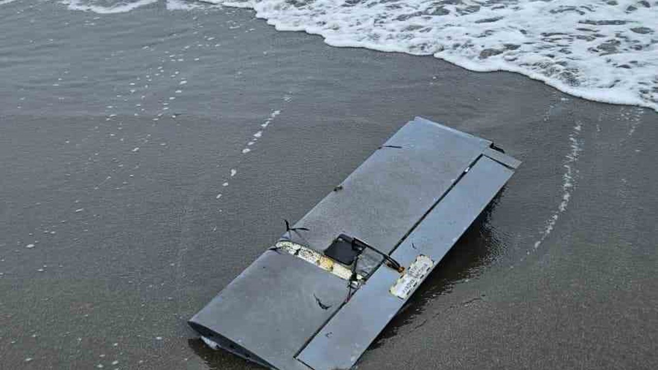 Sakarya’da sahile dron parçası vurdu

