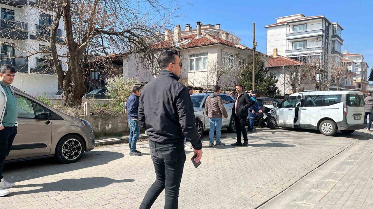 Lüleburgaz’da ticari araç park halindeki otomobillere çarptı
