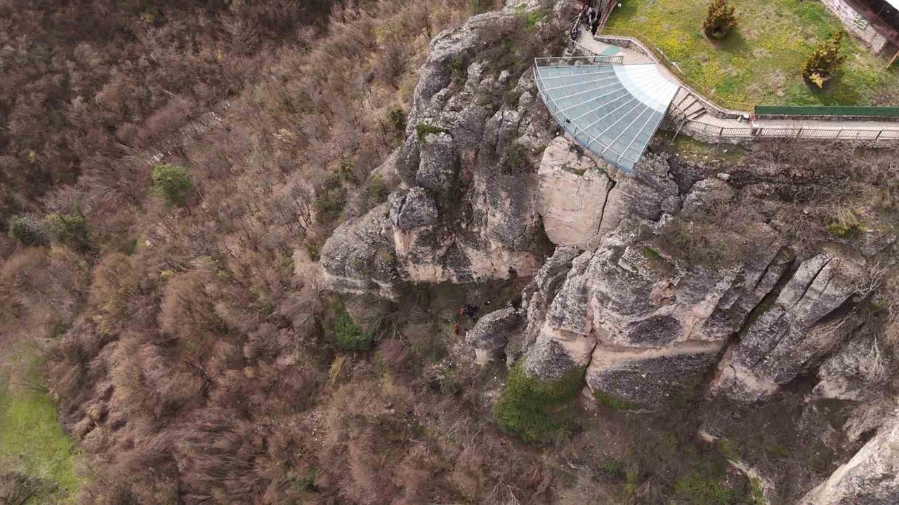 Genç kız 80 metre yüksekliğindeki cam terastan kendini boşluğa bıraktı
