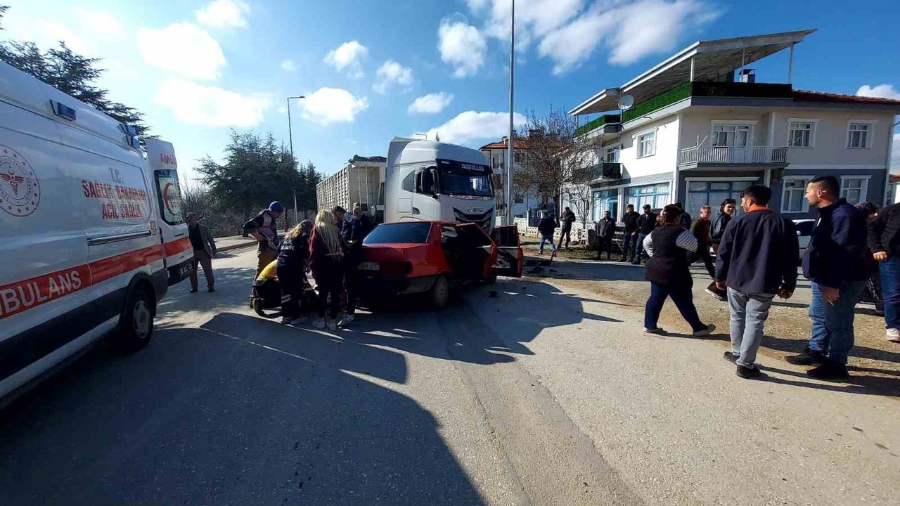 Isparta’da iki otomobil çarpıştı: 4 yaralı
