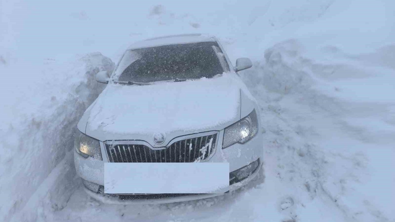 Hakkari’de 3 bin rakımlı zirvede mahsur kalanlar kurtarıldı

