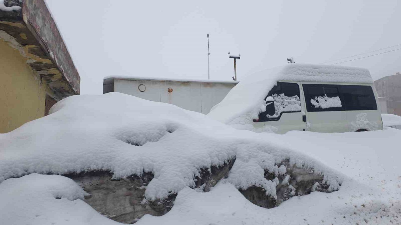 Başkale’de kar yağışı
