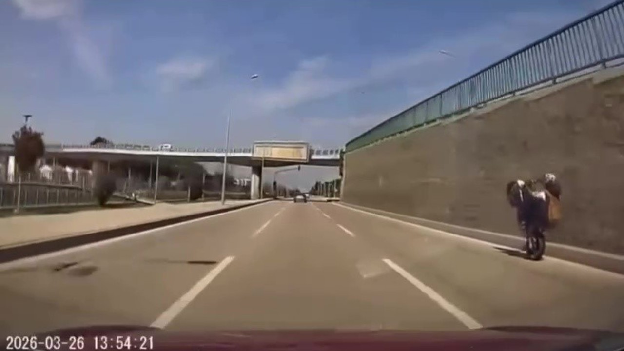 Bursa’da tehlikeli motosiklet şovu kameraya yansıdı
