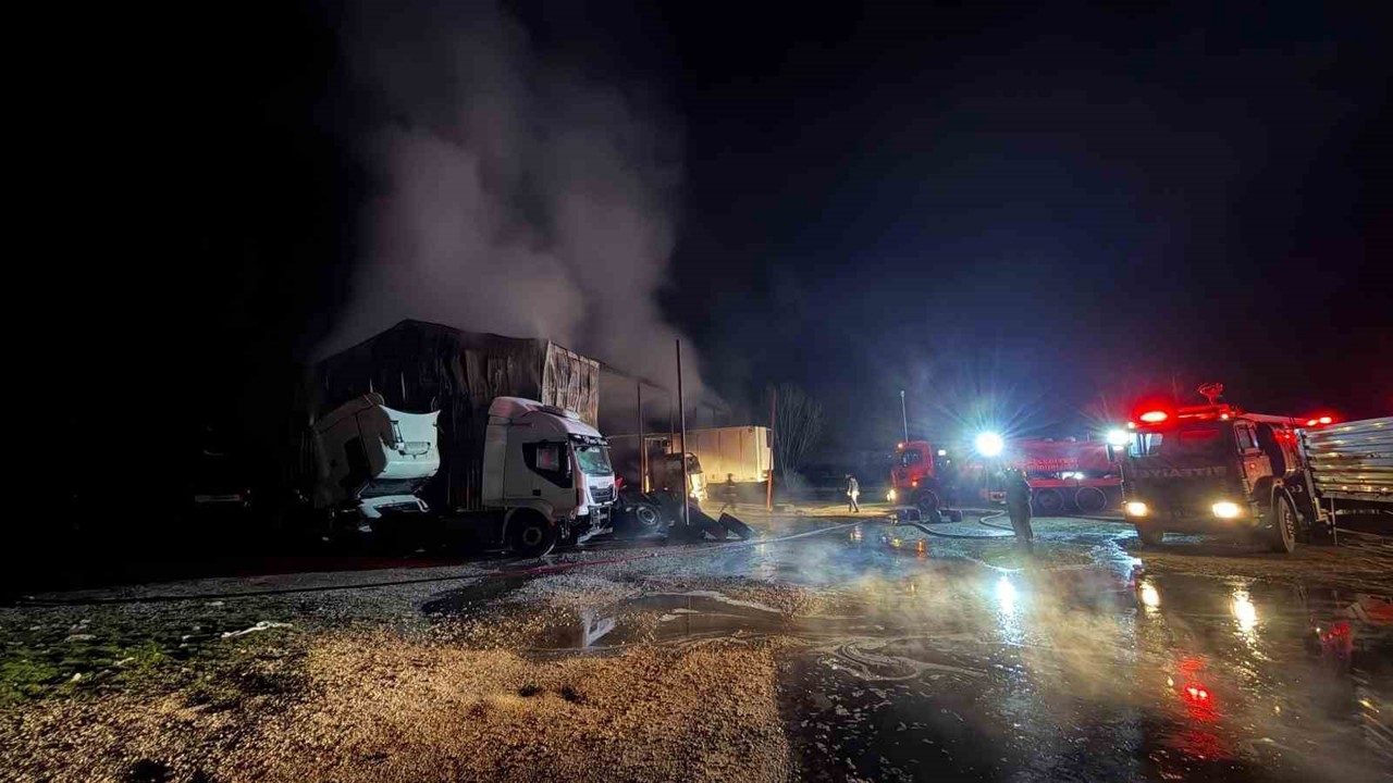 Ağır vasıta servisinde yangın çıktı: 2 çekici, 1 kamyon zarar gördü
