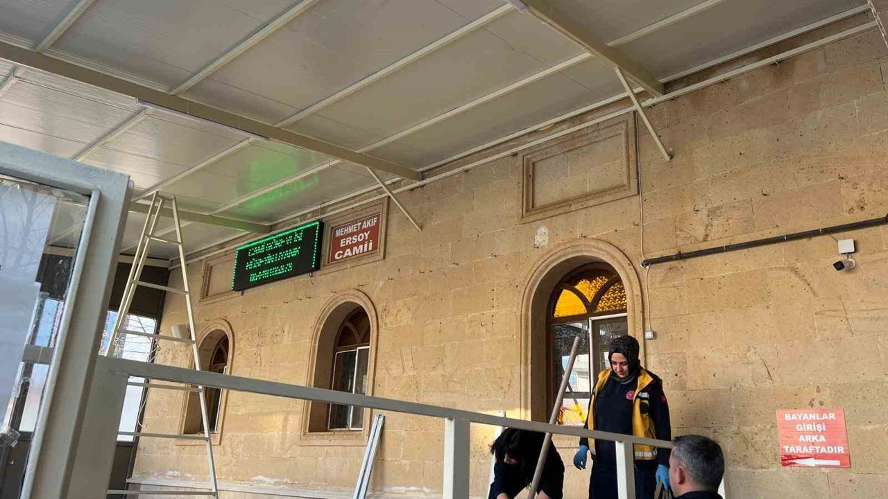 Burdur’da merdivenden düşen usta ve çırağı yaralandı
