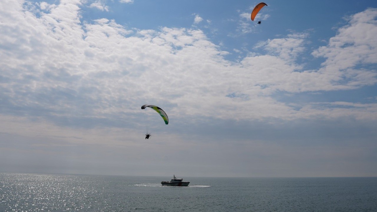 Denizden sahil güvenlik, havadan paramotorlar destek verdi, öğrenciler suyun önemine dikkat çekti
