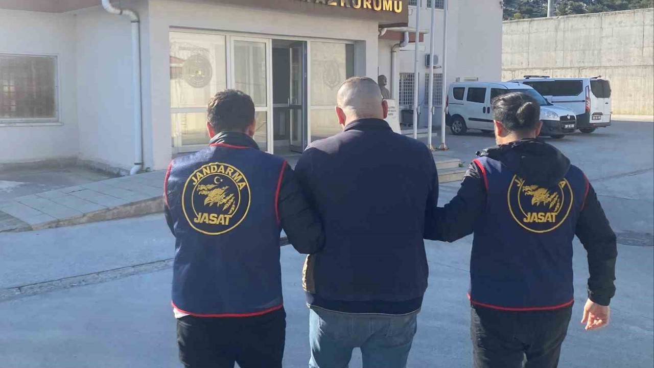 Kuşadası’nda 10 yıl 2 ay hapis cezası bulunan hükümlü yakalandı

