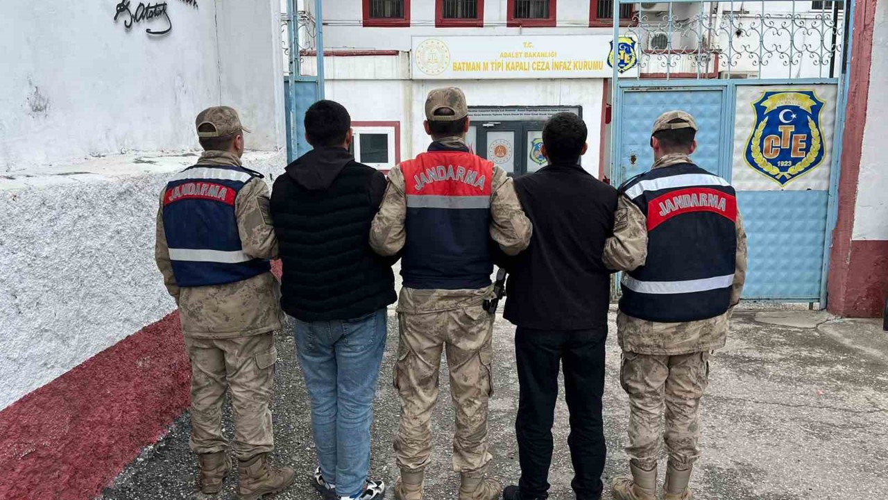 Jandarmadan nokta operasyon: 15 yılı aşkın cezası bulunan 2 firari yakalandı

