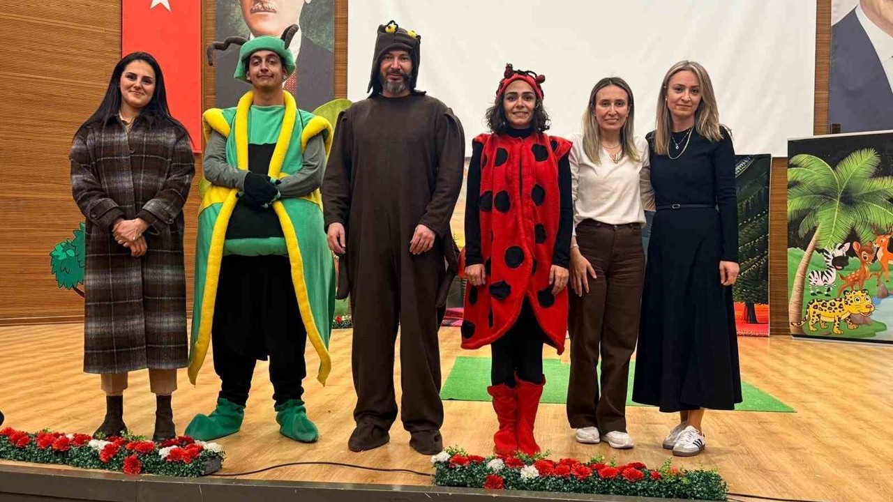 İlkokul öğrencilerinin tiyatro coşkusu
