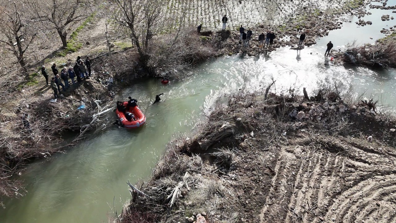 Kaybolan otizmli çocuk hem suda hem de karada aranıyor
