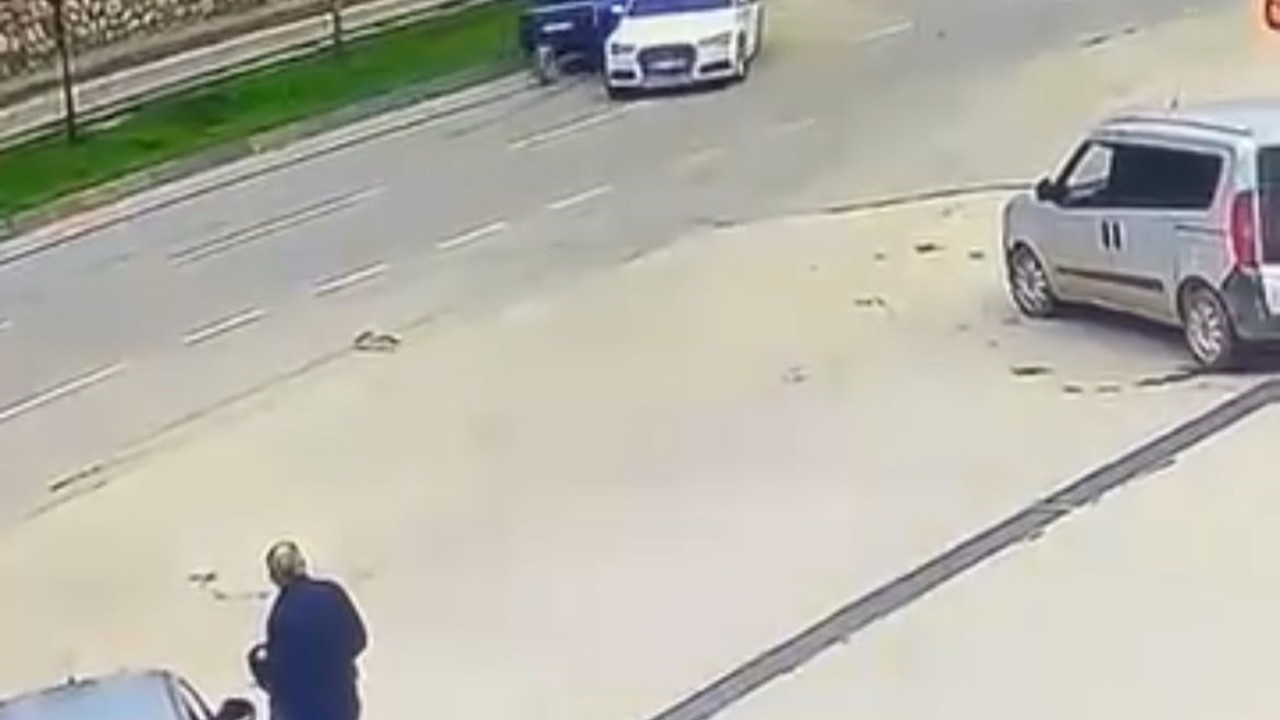 Sürücüsüz araç trafiğe çıktı, kaza böyle geldi
